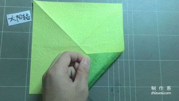 Creative packaging origami, real shot tutorial on folding a bottle of Vita lemon tea drink packaging with pattern origami