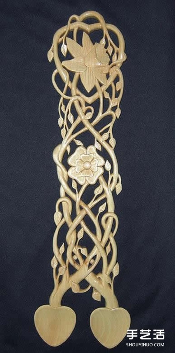 The carving works of "Love" spoon wood carving artist Adam King