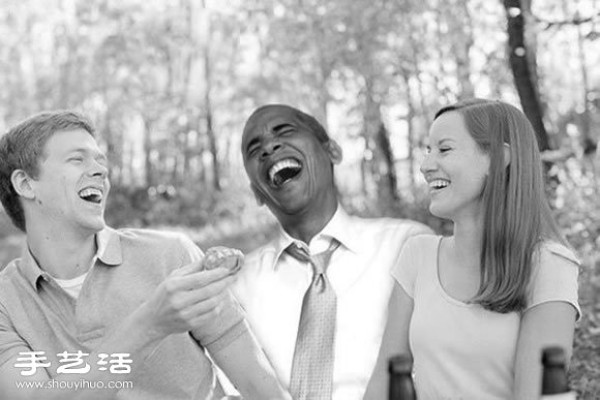 A super funny creative wedding photo for a couple, so awesome! 