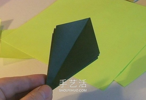 Detailed step-by-step diagram of how to fold a simple origami three-dimensional Christmas tree