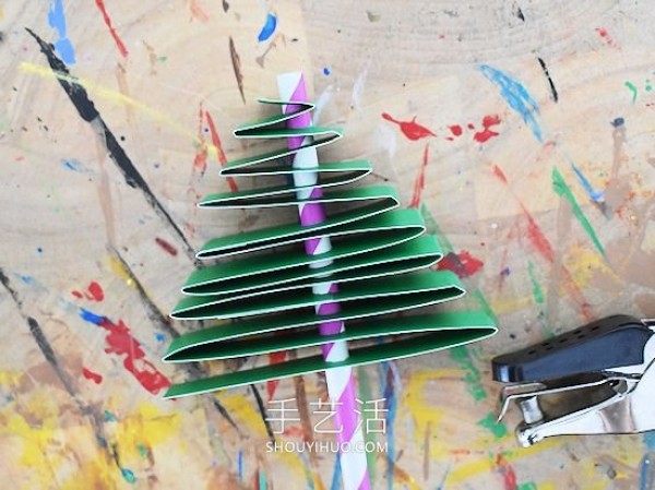 A tutorial on how to make a simple cardboard Christmas tree