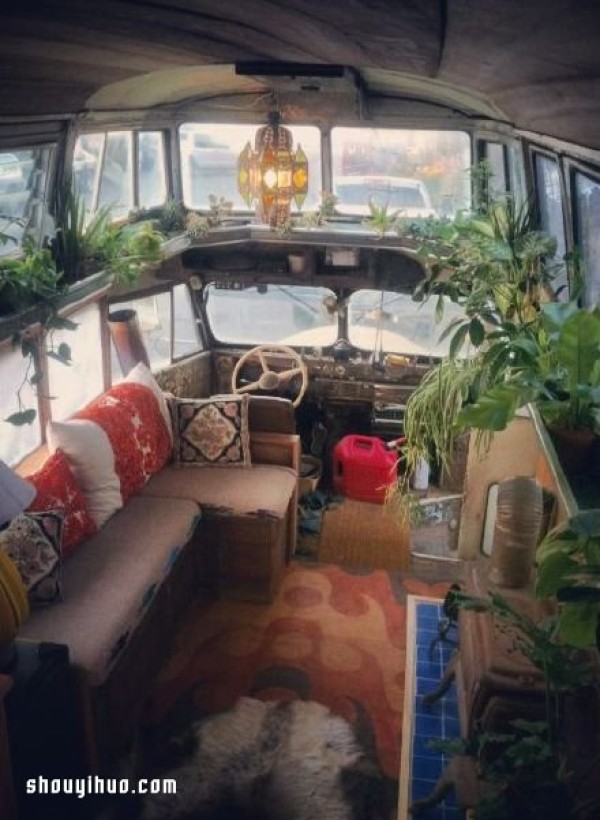 A minibus transformed into a cozy RV will take you around the world~