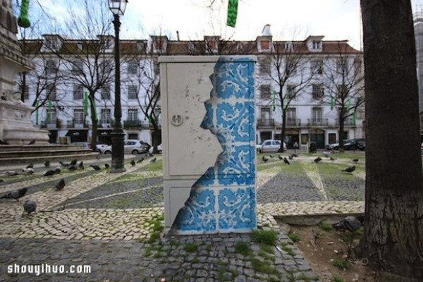 The most Portuguese graffiti on electrical boxes beautifies a small corner of the city