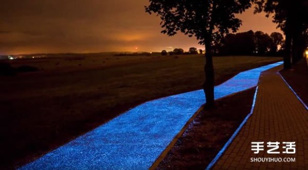 Glow-in-the-dark bike lane lights up the unplugged glowing road in a Polish town