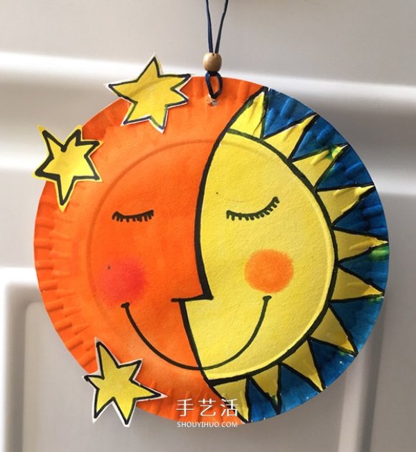 Tutorial on making sun and moon ornaments on paper plates in kindergarten