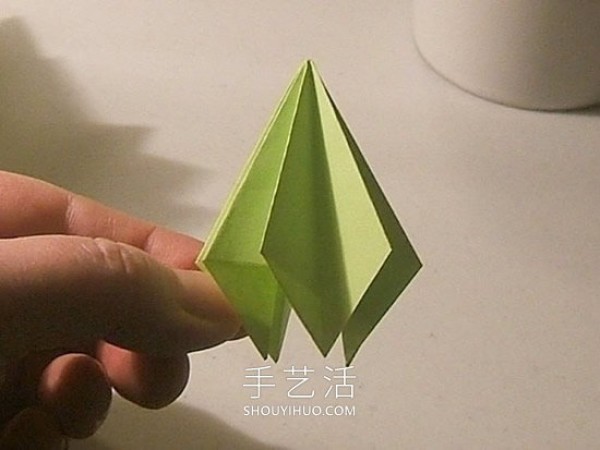 Detailed step-by-step diagram of how to fold a simple origami three-dimensional Christmas tree