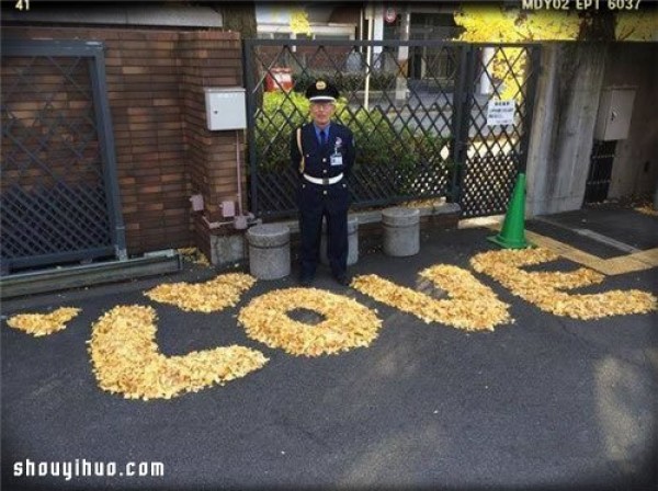 The cute security guard uses fallen leaves to DIY heart-warming patterns and text