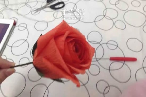 You can also make handmade paper vine roses with crepe paper