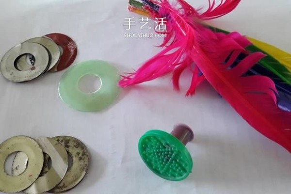 Illustrated tutorial on how to make homemade feather shuttlecocks