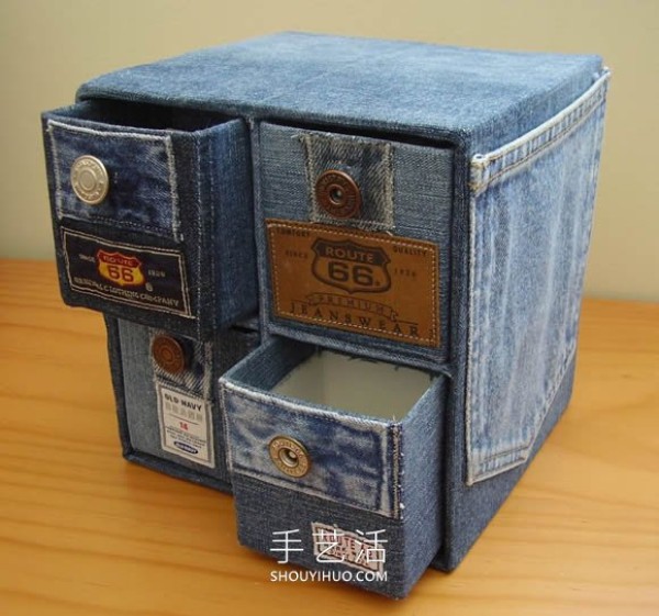 Old jeans are transformed into a multifunctional storage cabinet with drawers and side pockets! 