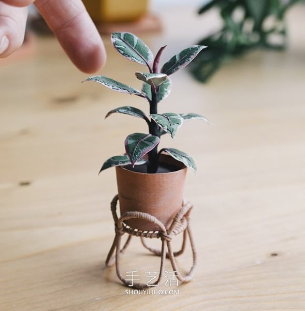 Amazing handmade paper potted plants that can be held between two fingers