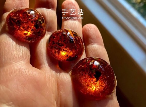 How to make a homemade imitation amber resin keychain