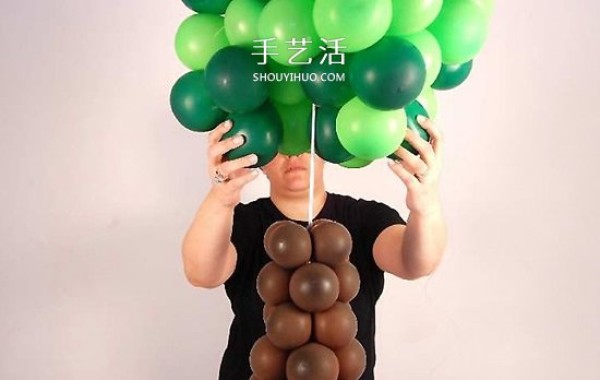 Handmade balloon-shaped tree for Arbor Day" border="0" width ="550" height="338" src="https://img.111diy.com/timthumb.php?src=/d/file/20220110/wobcrh41fm3.jpg" /></p>
<p>First connect many green balloons together to make a big crown. </p>
<p align="center"><img alt="Hand-made balloon-shaped tree. Use balloons to make a big tree for Arbor Day."  alt=