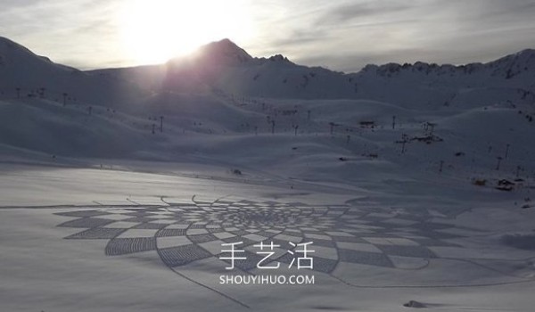 Snowflakes are falling on the ground? French artist creates winter "snow painting"