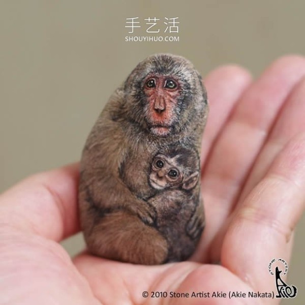 Japanese artist transforms ordinary rocks into highly realistic animals