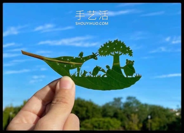 The artist carefully carves the complex scenes on the leaves