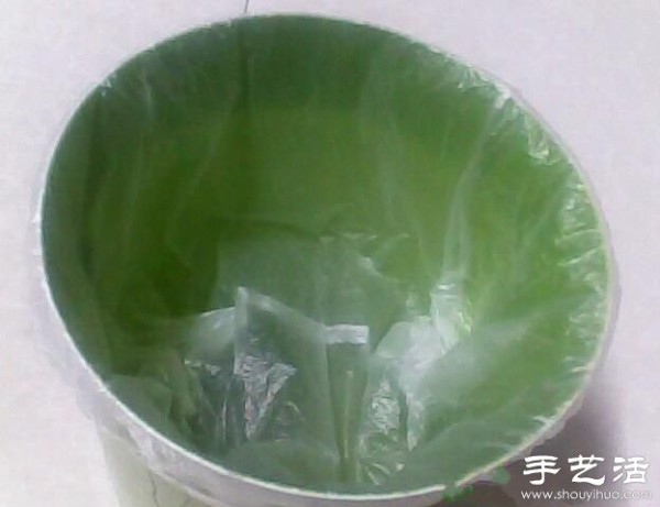 Environmentally friendly DIY trash can can be covered with plastic bags of various sizes