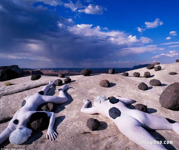 Surreal body painting photography seems to be integrated with heaven and earth