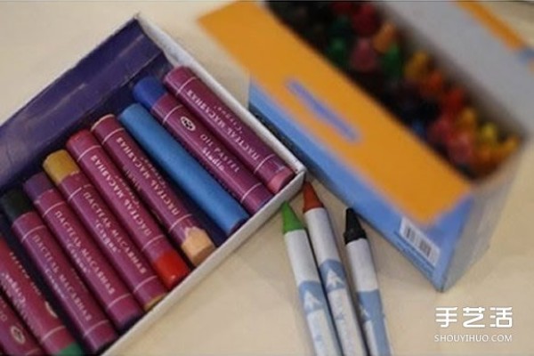 Creative iron painting method melts the crayons and draws beautiful patterns