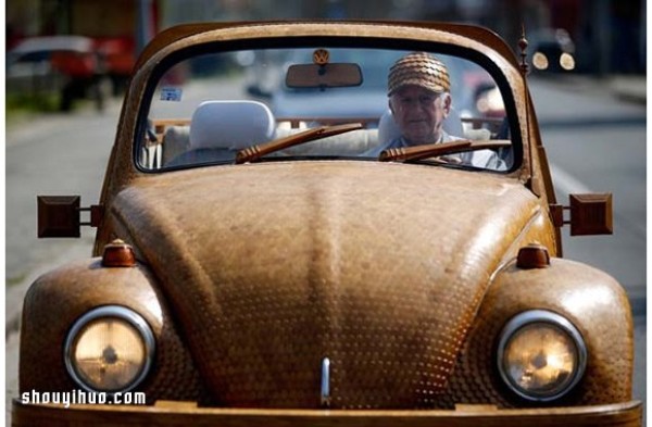 70-year-old grandpa used tens of thousands of oak pieces to build his dream Beetle