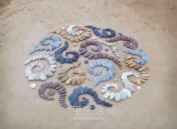 Building art on the beach! A pleasing stone collage