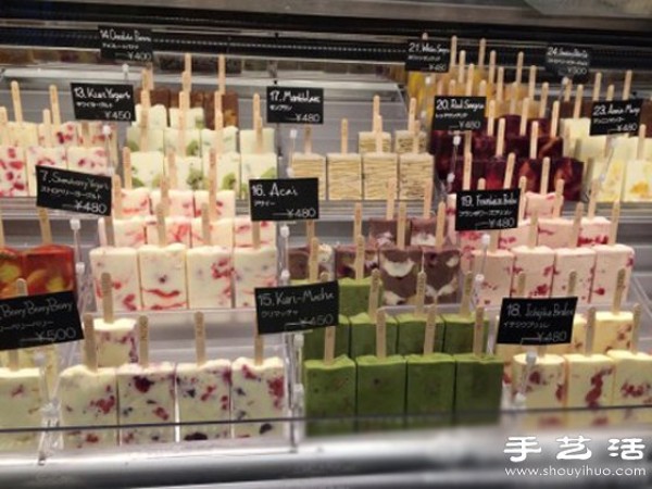 Popsicles made from fresh fruits at the Japanese PALETAS store