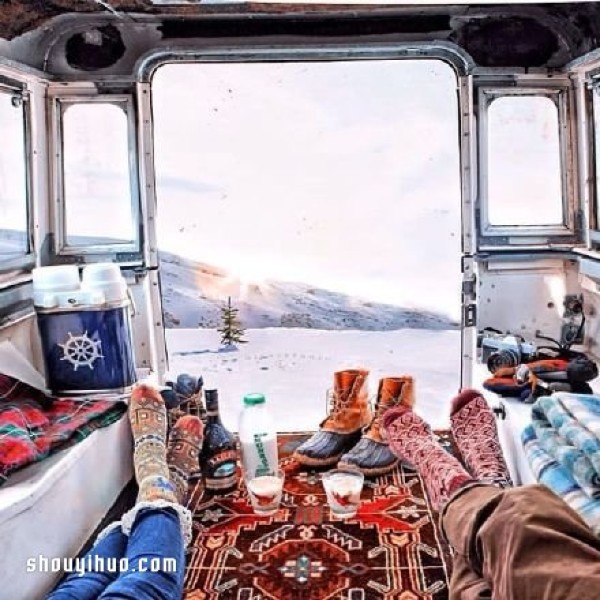 A minibus transformed into a cozy RV will take you around the world~