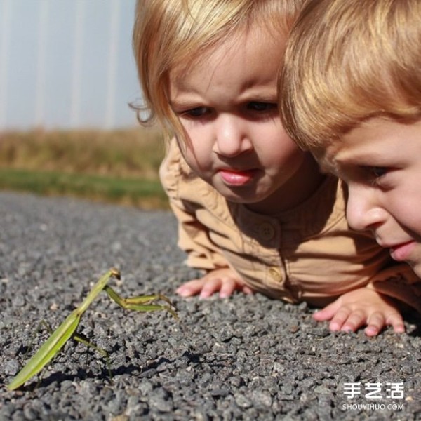 Mother records her childrens innocent childhood with loving photos