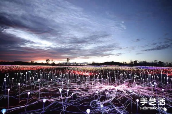 50,000 light bulbs DIY create a field of light that shines in the heart of Australia