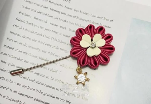 It’s not difficult to make a homemade flower-shaped brooch if you know how to make petals from a ribbon! 