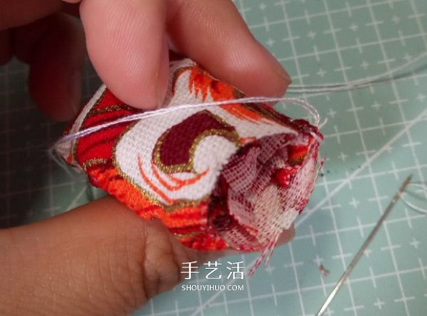 Chou Chou will show you how to make beautiful doll clothes by hand