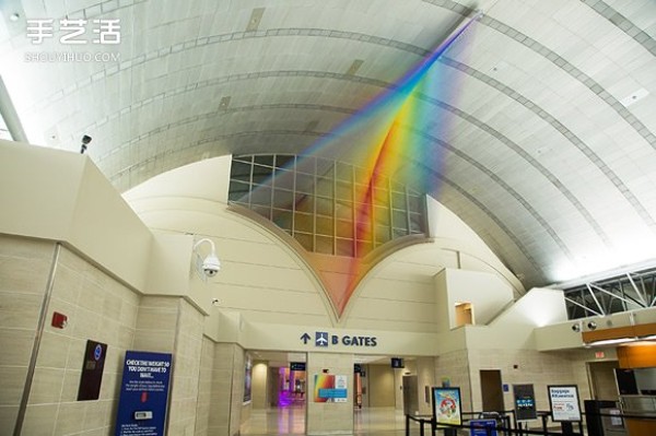 The airports large-scale silk thread knitting art simulates the colorful rainbow of the airplane