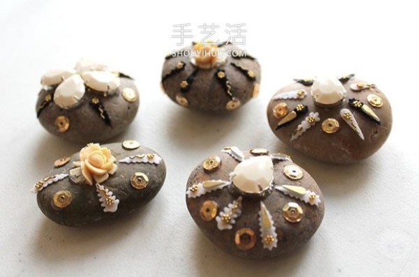 Tutorial on how to make hand-made paperweights with pebbles