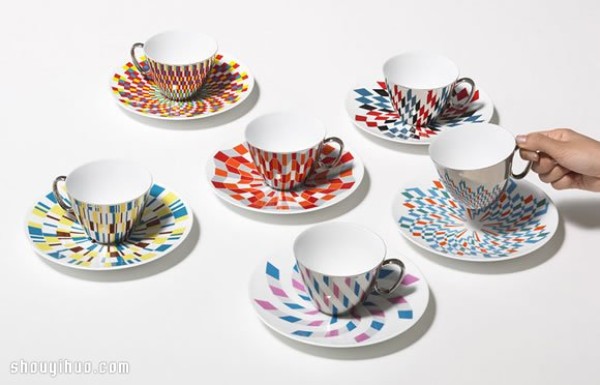 Waltz-like design of mirror-reflecting coffee cup and tray for afternoon tea