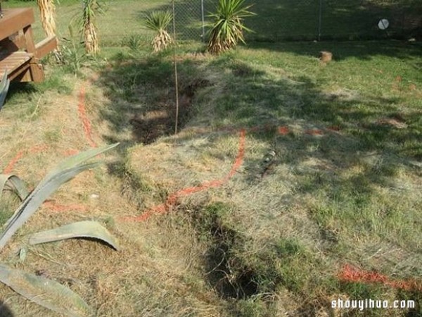 Foreign netizens dug a hole in their own backyard to DIY a private swimming pool! 