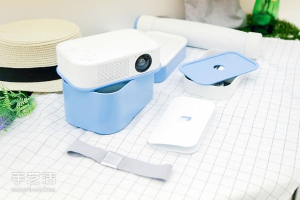 Todays bento cannot be eaten, a portable projector design is essential for a picnic