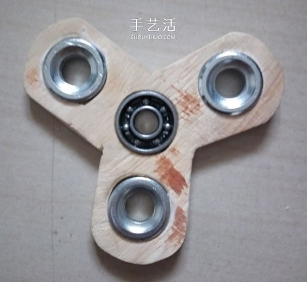 Illustration of how to make two kinds of wooden fidget spinners