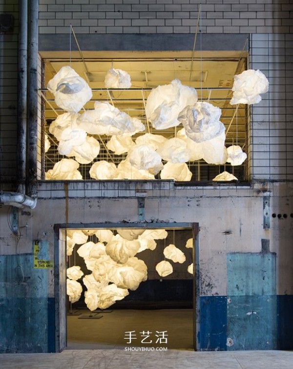 A cloud-making movement that took 800 hours with white paper and LED lights