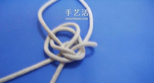 Illustration of how to tie a two-strand sailors knot