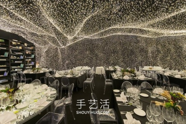 A restaurant surrounded by 250,000 LED lights provides an extraordinary dining experience