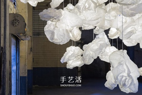 A cloud-making movement that took 800 hours with white paper and LED lights