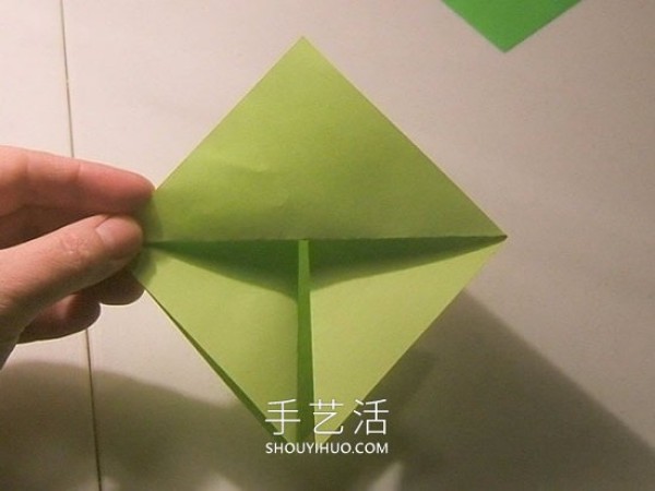 Detailed step-by-step diagram of how to fold a simple origami three-dimensional Christmas tree