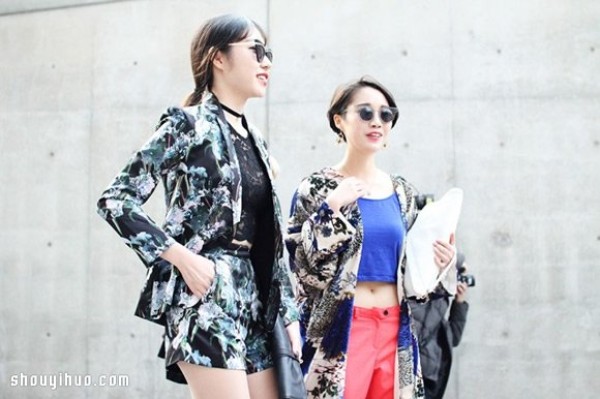 Fashion with bold and colorful contrasting colors 2015 Seoul Fashion Week street photography