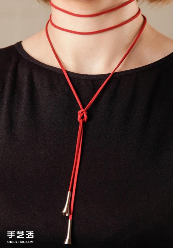 Delicate and simple DIY strap necklace can easily exude femininity