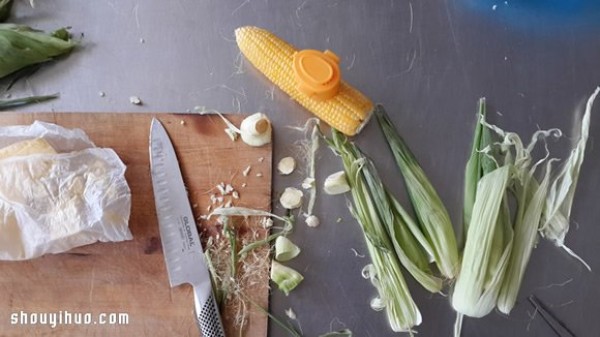 Corn transforms into a cute submarine, smeared with cream, sprinkled with salt, and does not stick to your hands