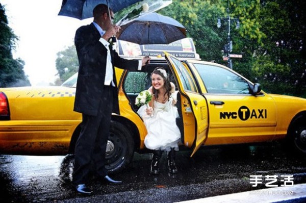 See happiness through water droplets, wedding photos capture passionate love in the rain