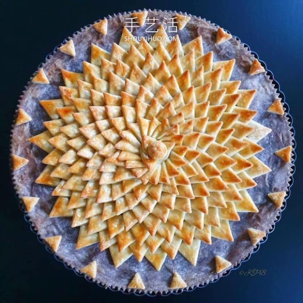 The cake crust design with complex patterns is beautiful before and after baking! 