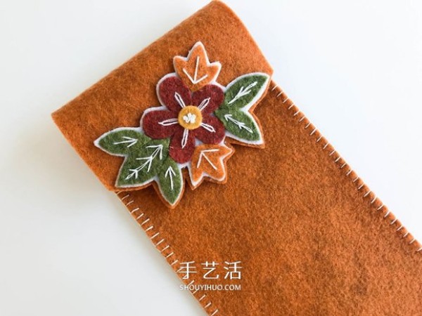 Tutorial on cutting two pieces of felt cloth and sewing on a homemade pencil case with decorative patterns