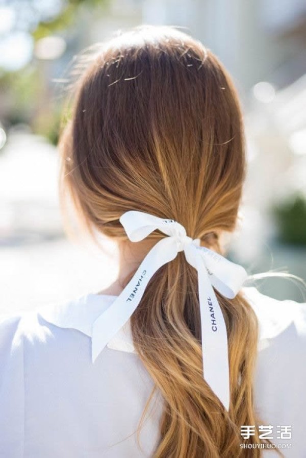 Three simple hair accessories to create a charming hairstyle for girls.