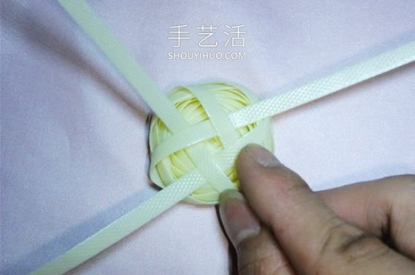 Illustrated tutorial on how to weave roses from plastic packaging tape